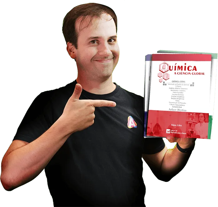 Prof. Paulo Valim segurando o livro Química: A Ciência Global